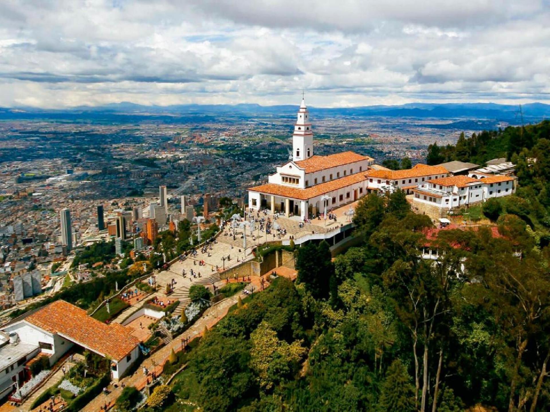 La ciudad está ubicada en una gran sabana, en el centro del país, a 2.600 metros de altura